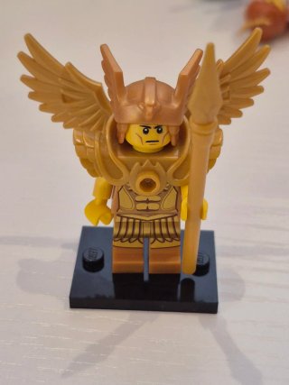 Lego Guerrero Dorado con Alas y Lanza Serie 15