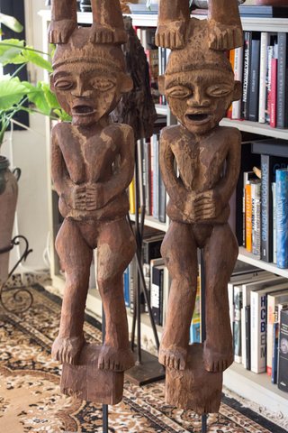 Pareja de antiguos soportes estructurales Bamun.
