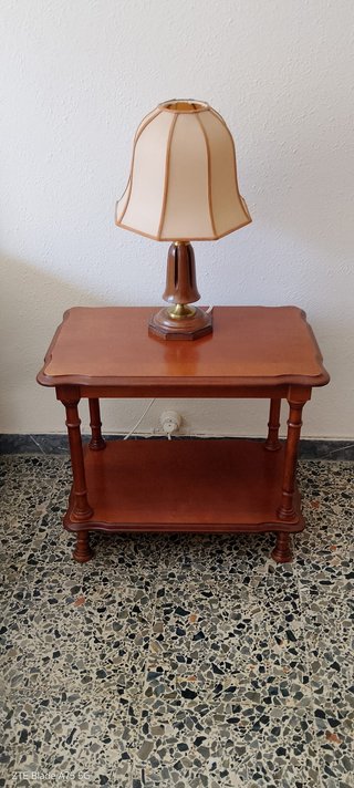Mesilla de madera con lámpara