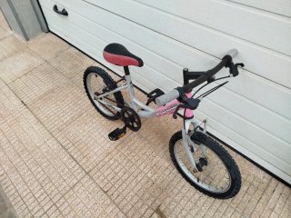 Bicicleta infantil rosa y gris