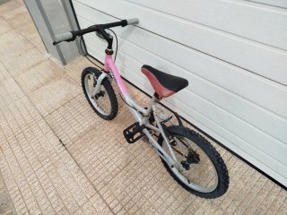 Bicicleta infantil rosa y gris