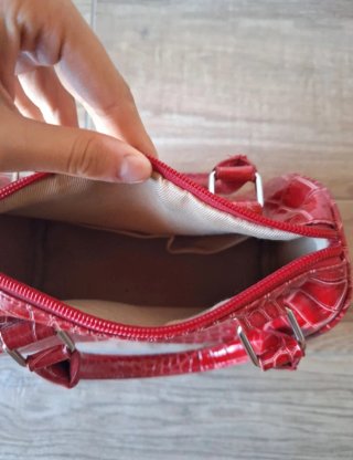 Borsa in pelle rossa effetto squamato