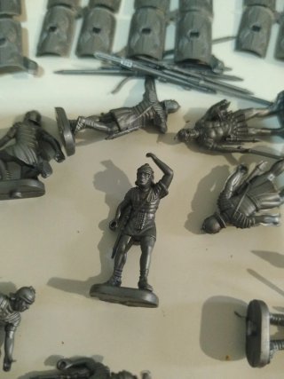 Lote 29 Figuras Romanas, escudos y lanzas Italeri