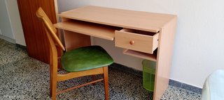 Escritorio de madera con cajón y silla