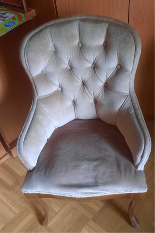 Butaca tapizada beige y gris