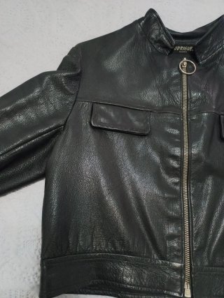 Cazadora de piel negra