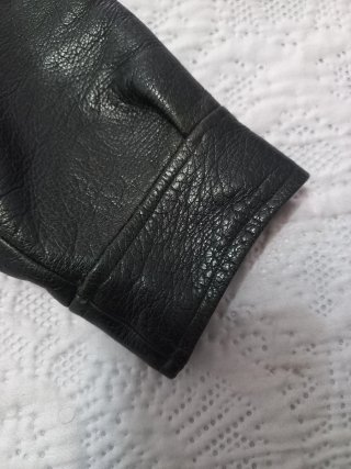 Cazadora de piel negra