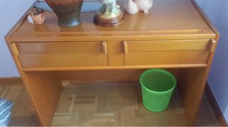 Escritorio de madera con cajones