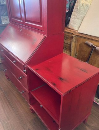 Mueble escritorio rojo con cajones