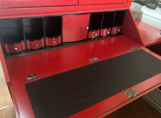 Mueble escritorio rojo con cajones