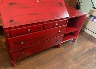 Mueble escritorio rojo con cajones