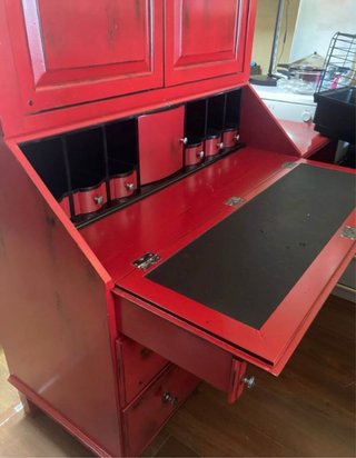 Mueble escritorio rojo con cajones