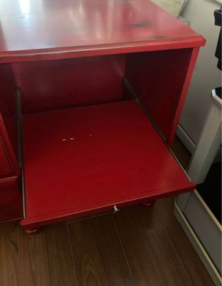 Mueble escritorio rojo con cajones
