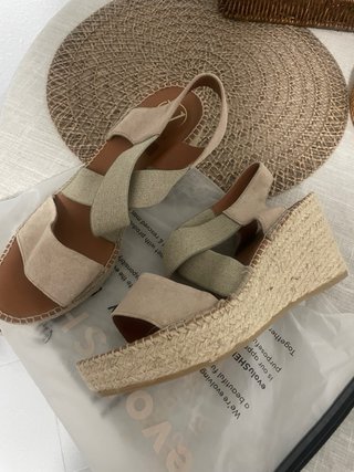 Sandalias beige y marrón