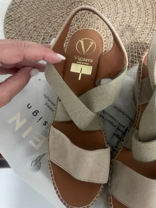 Sandalias beige y marrón