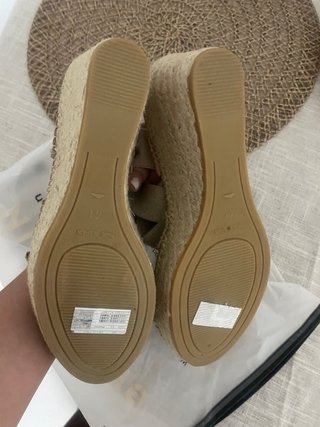 Sandalias beige y marrón