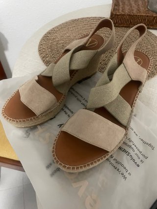 Sandalias beige y marrón