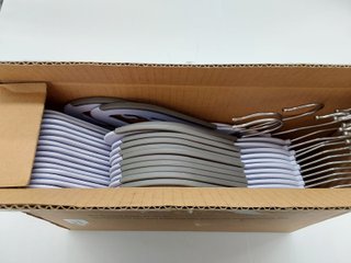 Amazon Basics Perchas de plástico para niños, juego de, Blanco, 30 Unidad, Paquete de 1, 32.5 x 20.3 x 0.5 cm