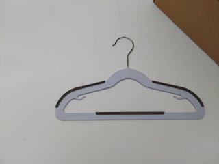 Amazon Basics Perchas de plástico para niños, juego de, Blanco, 30 Unidad, Paquete de 1, 32.5 x 20.3 x 0.5 cm