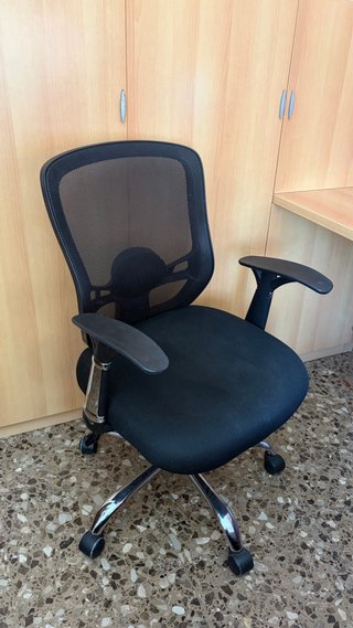 Silla de oficina ergonómica negra