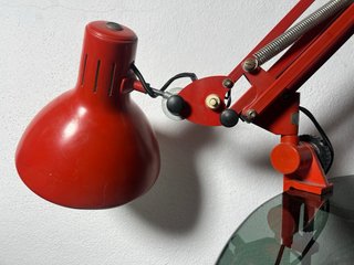 Lámpara de mesa articulada industrial roja LUPELA