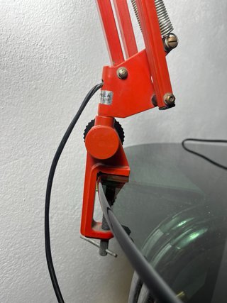 Lámpara de mesa articulada industrial roja LUPELA