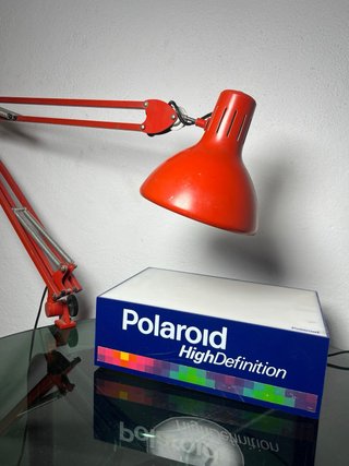 Lámpara de mesa articulada industrial roja LUPELA