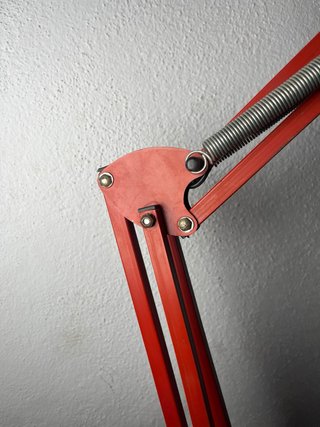 Lámpara de mesa articulada industrial roja LUPELA