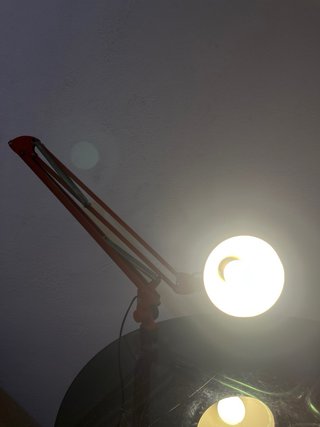 Lámpara de mesa articulada industrial roja LUPELA