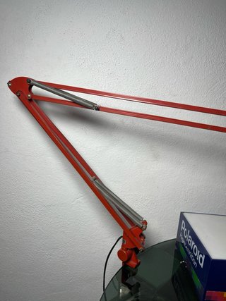 Lámpara de mesa articulada industrial roja LUPELA