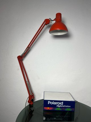 Lámpara de mesa articulada industrial roja LUPELA