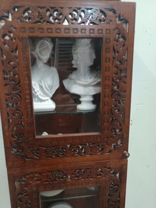 Vetrina in legno con decorazioni