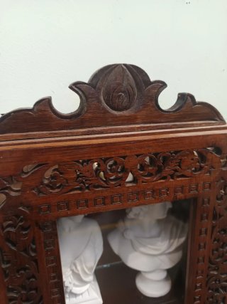 Vetrina in legno con decorazioni