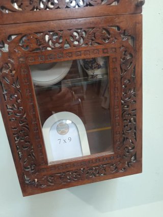 Vetrina in legno con decorazioni
