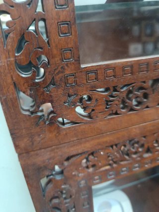Vetrina in legno con decorazioni