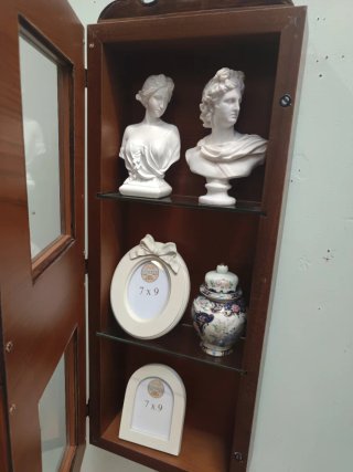 Vetrina in legno con decorazioni