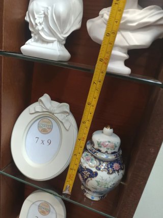 Vetrina in legno con decorazioni