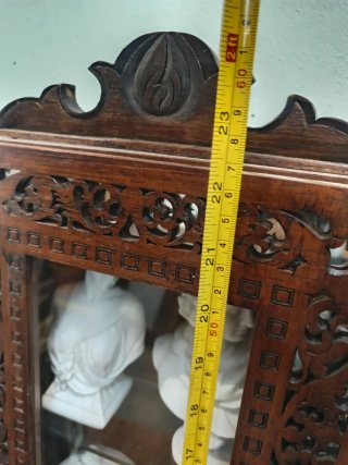 Vetrina in legno con decorazioni