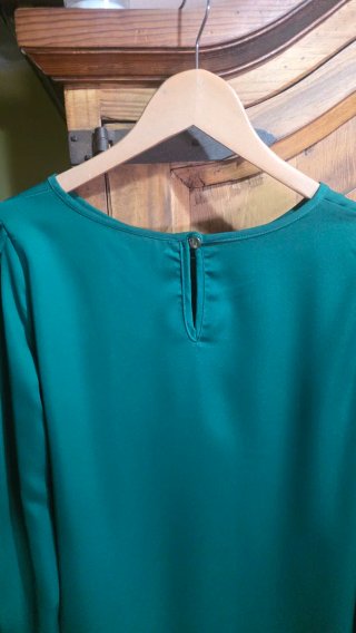 Blusa verde con detalles dorados talla única