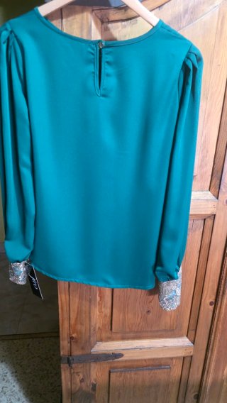 Blusa verde con detalles dorados talla única