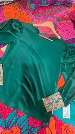 Blusa verde con detalles dorados talla única