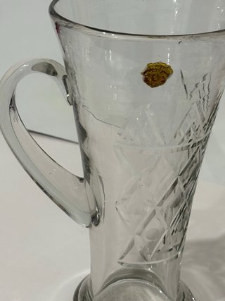 Jarra de cristal antigua, motivos geométricos