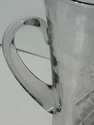 Jarra de cristal antigua, motivos geométricos