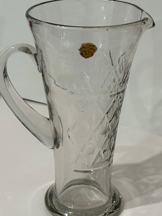 Jarra de cristal antigua, motivos geométricos