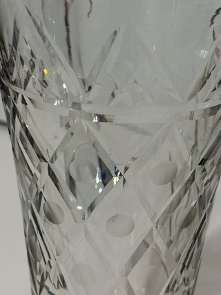Jarra de cristal antigua, motivos geométricos