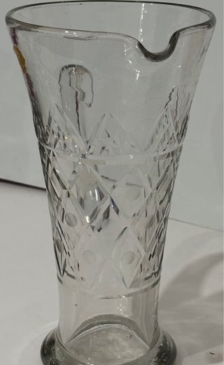 Jarra de cristal antigua, motivos geométricos