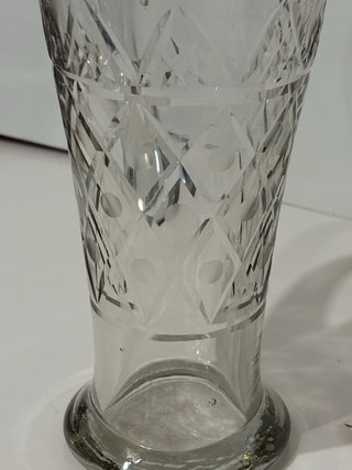 Jarra de cristal antigua, motivos geométricos