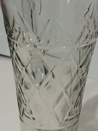Jarra de cristal antigua, motivos geométricos