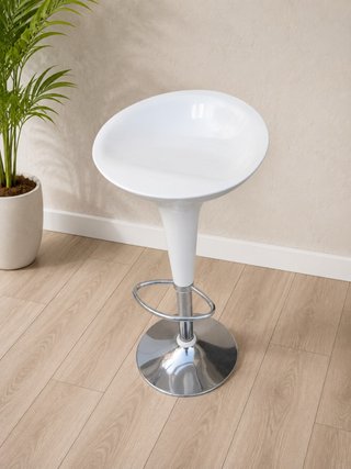 Taburete alto blanco y plateado