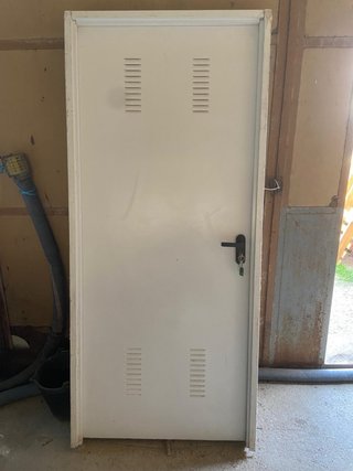 Puerta metálica. Solo entrega en persona